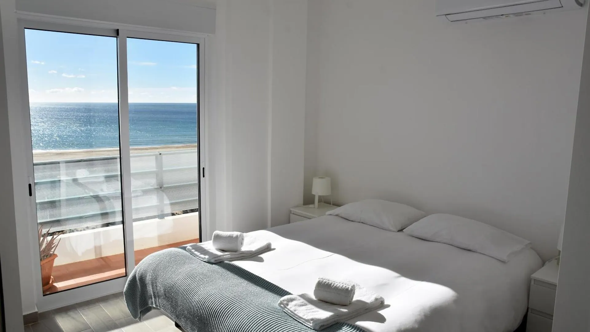 Apartment Over The Beach Monte Gordo